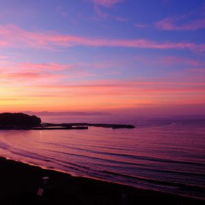 夏の朝焼けと海
